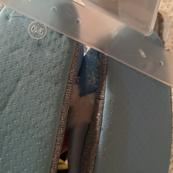 Disney Frozen 2 slippers - Picture 3 of 4